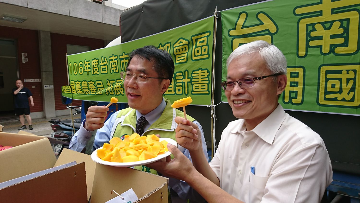 台南市長參選人黃偉哲多次為台南國際芒果節站台,在立院休會期間更將芒果帶進立院,舉行試吃活動,促銷芒果,並表示,不好吃去找他。 圖:立委黃偉哲提供 台南市長參選人黃偉哲多次為台南國際芒果節站台,在立院休會期間更將芒果帶進立院,舉行試吃活動,促銷芒果,並表示,不好吃去找他。 圖:立委黃偉哲提供