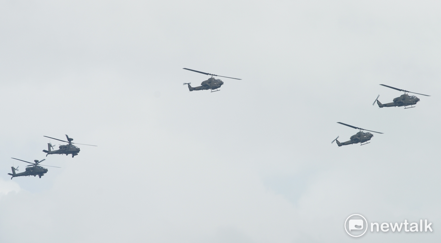 106年國慶預演,陸軍航空特戰指揮部的阿帕契直升機高高飛過總統府。 圖:張良一/攝 106年國慶預演,陸軍航空特戰指揮部的阿帕契直升機高高飛過總統府。 圖:張良一/攝