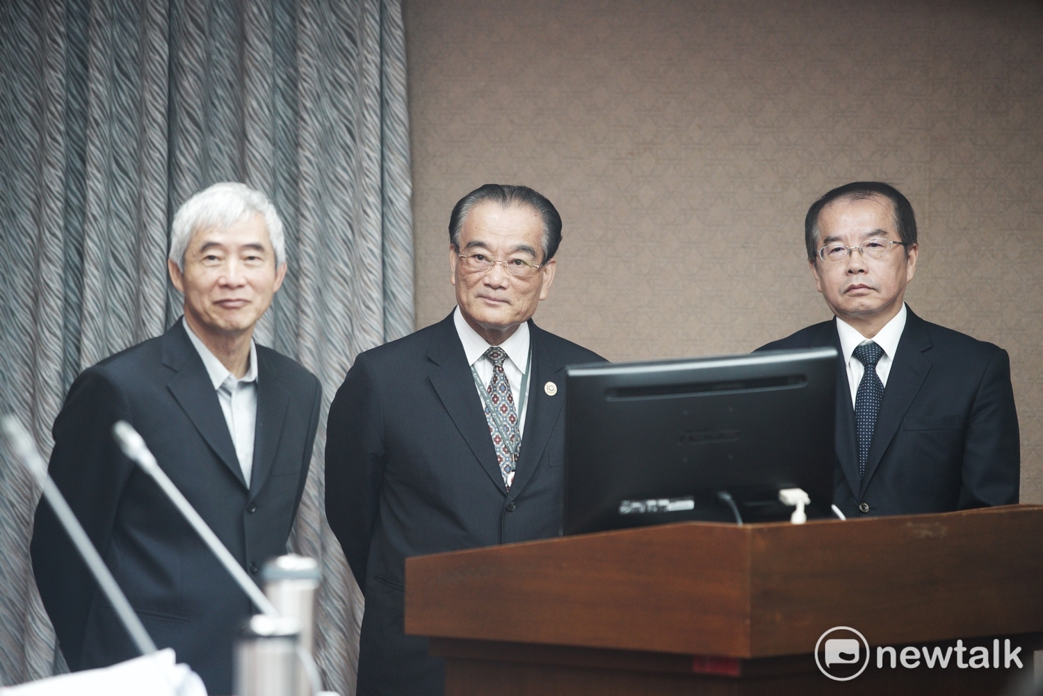 交通部長賀陳旦、台鐵局長鹿潔身和台灣高鐵執行長鄭光遠在立法院交通委員會備詢。 交通部長賀陳旦、台鐵局長鹿潔身和台灣高鐵執行長鄭光遠在立法院交通委員會備詢。