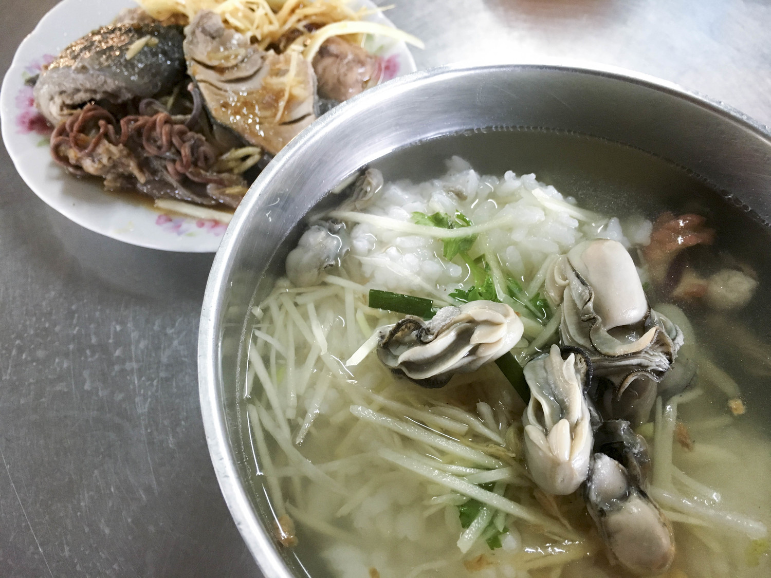 傳統市場內的蚵仔粥。 圖:張大魯/攝 傳統市場內的蚵仔粥。 圖:張大魯/攝