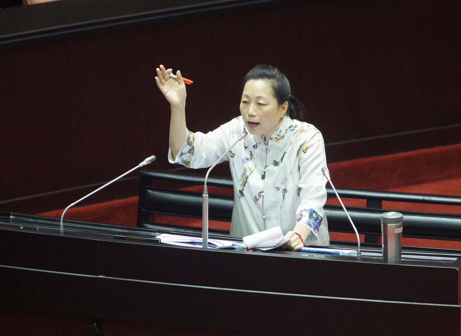 對於外界質疑紅十字會善款流向,傅崐萁妻子、國民黨立委徐榛蔚受訪時表示,社會自有公評,讓民眾各自表述,不需要一一回答,相信災民自有感受,社會也有公理。 對於外界質疑紅十字會善款流向,傅崐萁妻子、國民黨立委徐榛蔚受訪時表示,社會自有公評,讓民眾各自表述,不需要一一回答,相信災民自有感受,社會也有公理。