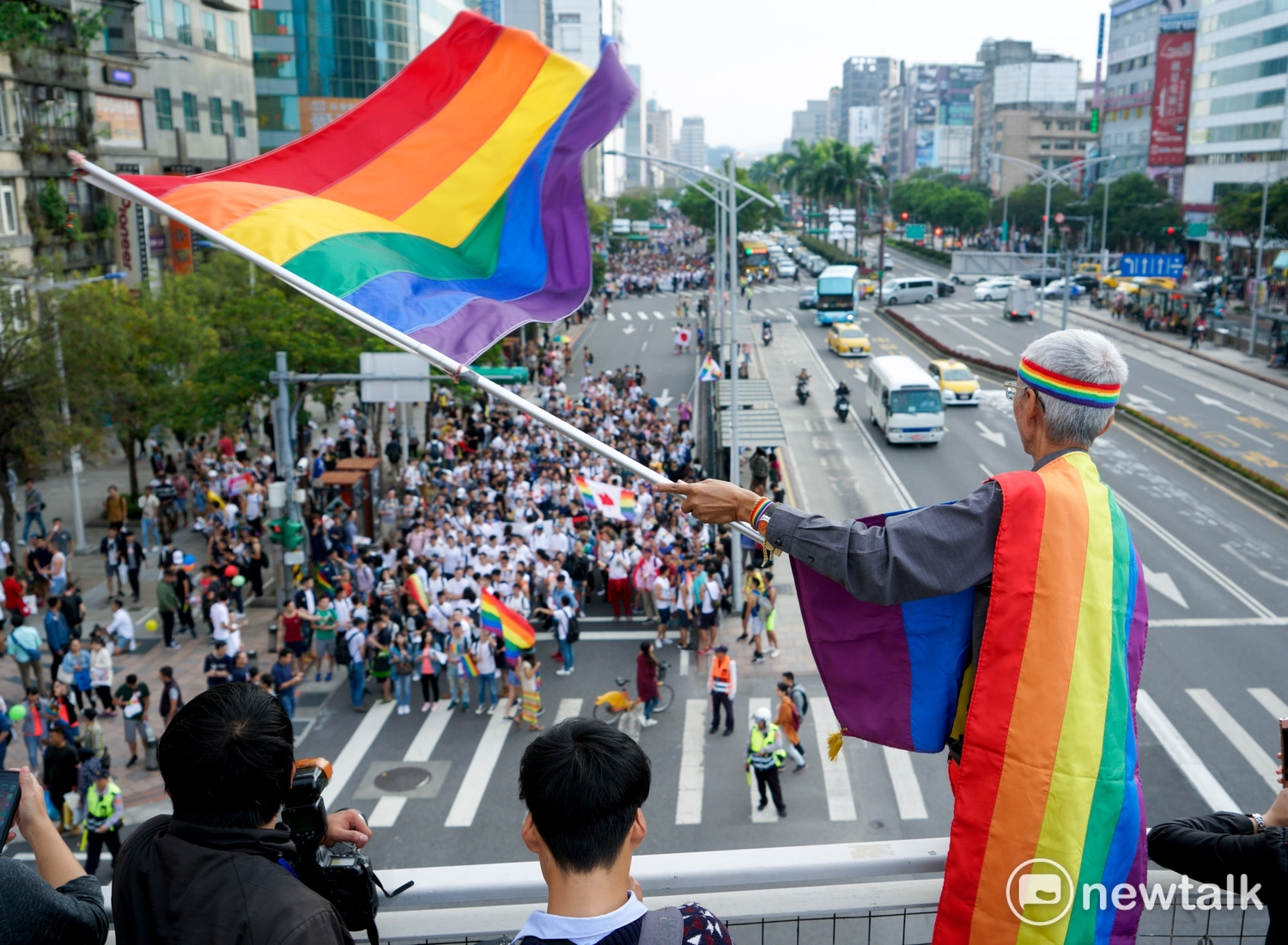 國民黨立委許毓仁今(29)日在臉書貼文表示,釋憲讓婚姻平權把台灣放到世界地圖上,今年外國朋友特別多,許多國家的朋友來台北參加遊行,甚至中國遊客也不少,「這也是兩岸交流的平台。」許毓仁也說,同婚之後,下一個戰場就在性平教育。 國民黨立委許毓仁今(29)日在臉書貼文表示,釋憲讓婚姻平權把台灣放到世界地圖上,今年外國朋友特別多,許多國家的朋友來台北參加遊行,甚至中國遊客也不少,「這也是兩岸交流的平台。」許毓仁也說,同婚之後,下一個戰場就在性平教育。