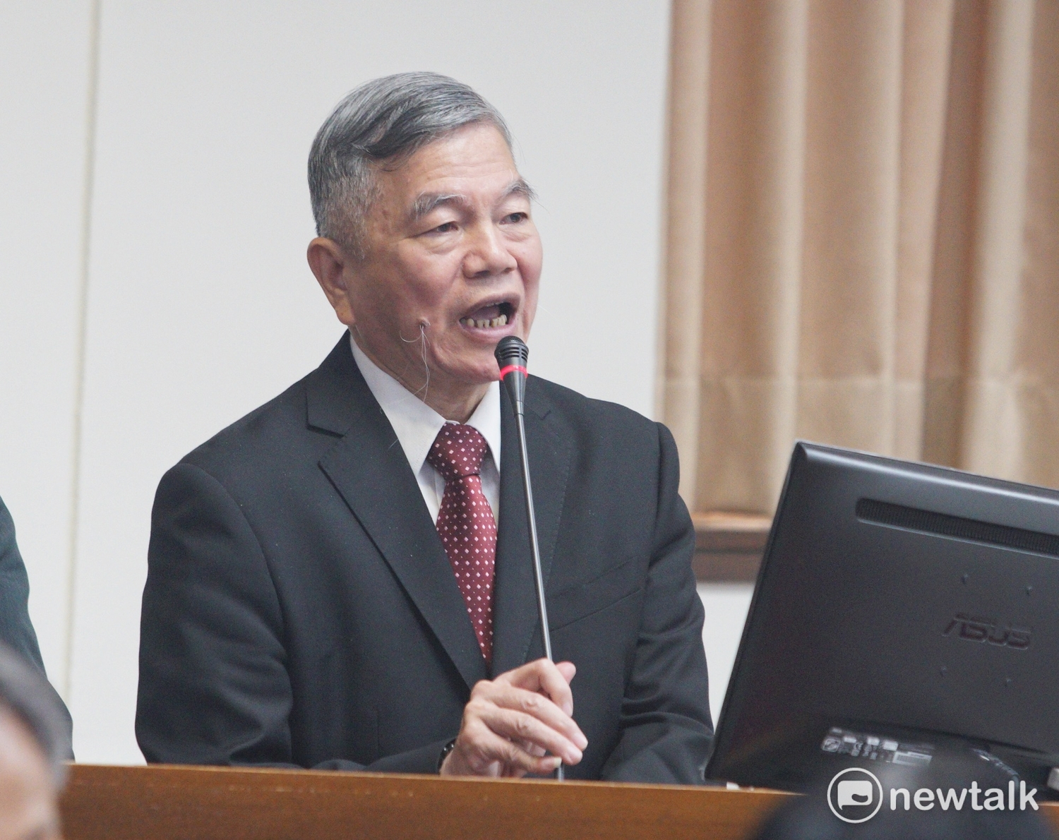 經濟部長沈榮津今天表示,環保署提出的空汙總量管制,還是會會同供經濟部一同制定,想辦法在環境保護與經濟發展取得一個平衡點。 經濟部長沈榮津今天表示,環保署提出的空汙總量管制,還是會會同供經濟部一同制定,想辦法在環境保護與經濟發展取得一個平衡點。