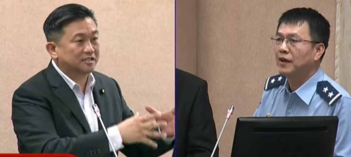 立委王定宇於國會質詢空軍司令部參謀長鄭榮豐。 圖:翻攝自立法院國會直播 立委王定宇於國會質詢空軍司令部參謀長鄭榮豐。 圖:翻攝自立法院國會直播