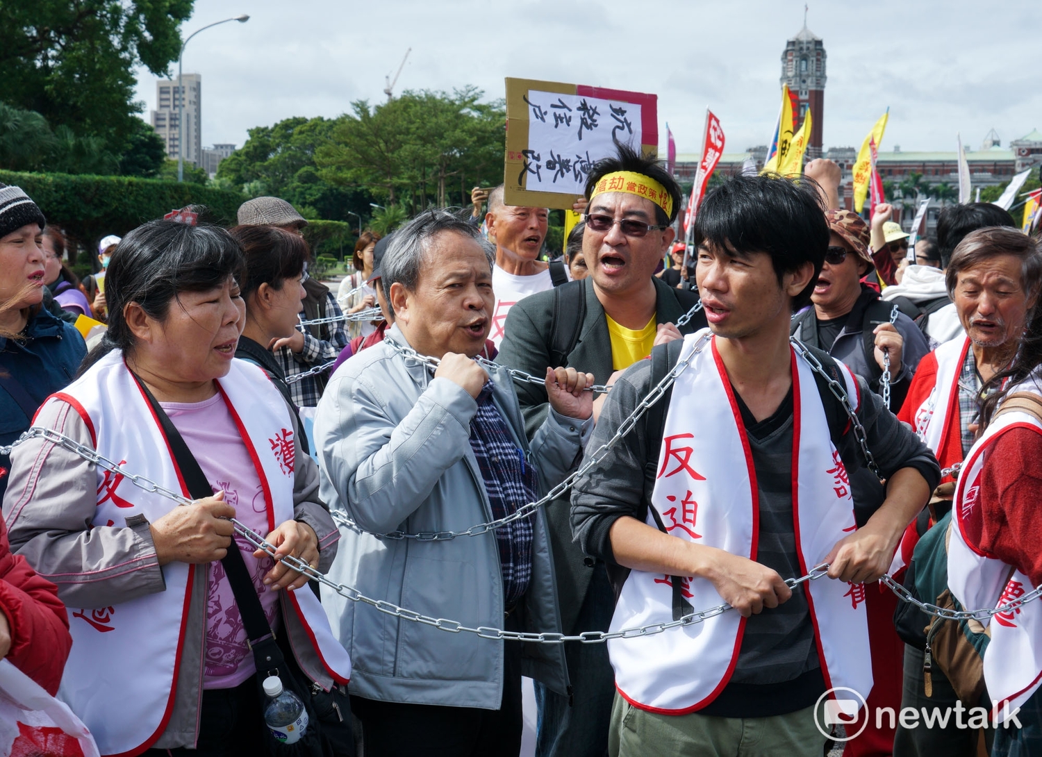 「2017秋鬥」今(12日)登場,勞工團體代表在凱達格蘭大道將鐵鍊高高舉起,象徵掙脫、反抗蔡政府的勞工政策。 「2017秋鬥」今(12日)登場,勞工團體代表在凱達格蘭大道將鐵鍊高高舉起,象徵掙脫、反抗蔡政府的勞工政策。