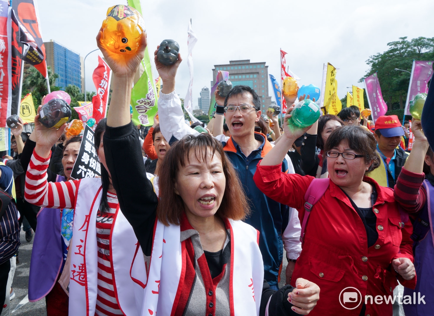 「2017秋鬥」今(12日)登場,勞工團體代表在凱達格蘭大道將鐵鍊高高舉起,象徵掙脫、反抗蔡政府的勞工政策。 「2017秋鬥」今(12日)登場,勞工團體代表在凱達格蘭大道將鐵鍊高高舉起,象徵掙脫、反抗蔡政府的勞工政策。