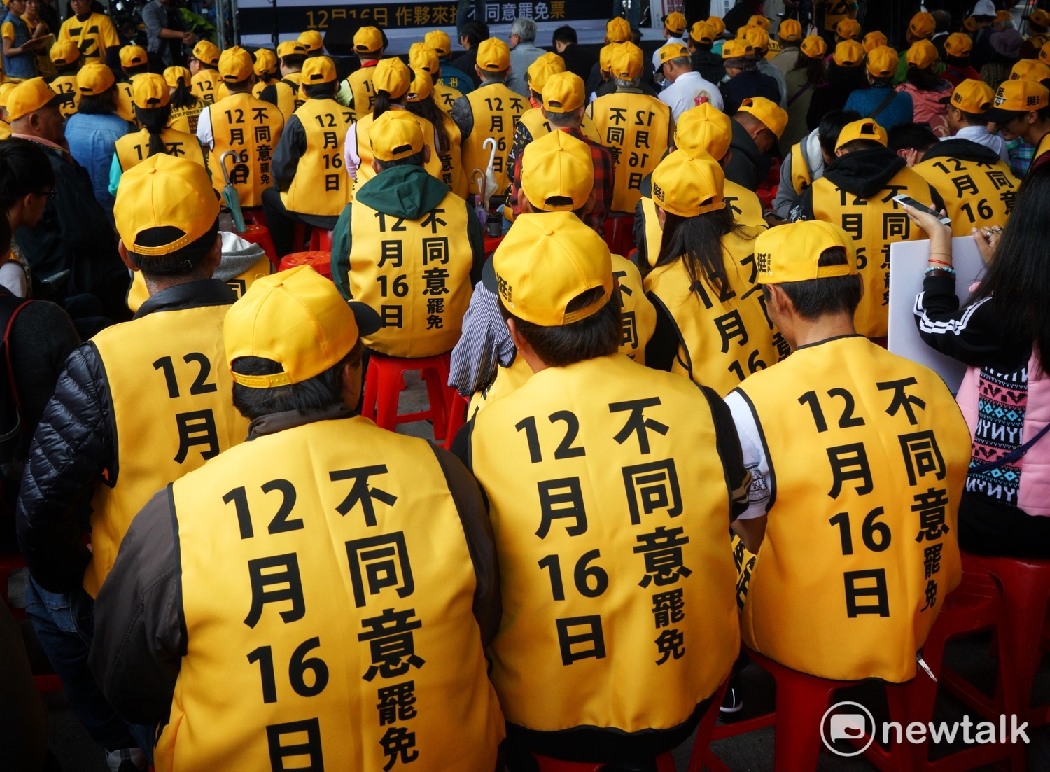 時代力量新北市黨部舉行「國昌用心 志工相挺」行動挺黃國昌,要求選民投下不同意罷免票。 時代力量新北市黨部舉行「國昌用心 志工相挺」行動挺黃國昌,要求選民投下不同意罷免票。