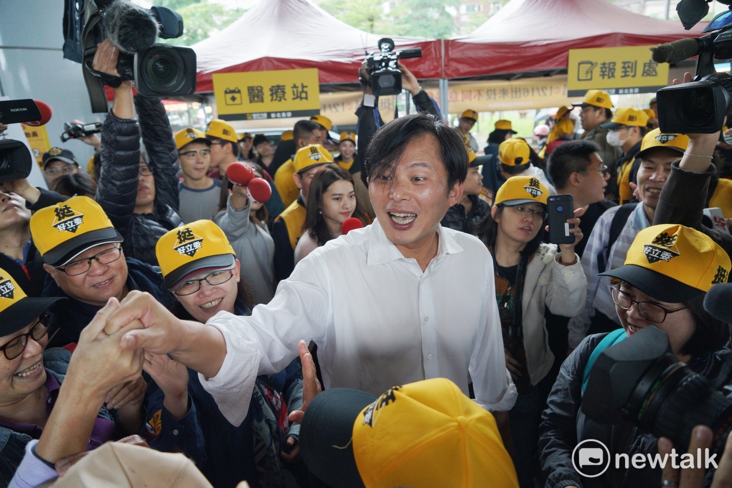 時代力量新北市黨部舉行「國昌用心 志工相挺」行動挺黃國昌,要求選民投下不同意罷免票。 時代力量新北市黨部舉行「國昌用心 志工相挺」行動挺黃國昌,要求選民投下不同意罷免票。