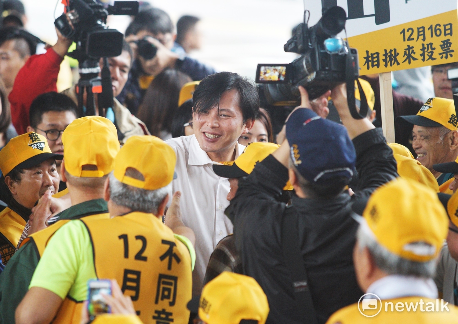 黃國昌:我最想對選民說的是,進入了立院以後,沒有忘記當初對大家的承諾,不敢忘記當初選民的託付與支持,我一直在我的位置上兢兢業業的,努力扮演好一個立法委員的角色,希望大家12月16日站出來投票。
黃國昌:我最想對選民說的是,進入了立院以後,沒有忘記當初對大家的承諾,不敢忘記當初選民的託付與支持,我一直在我的位置上兢兢業業的,努力扮演好一個立法委員的角色,希望大家12月16日站出來投票。