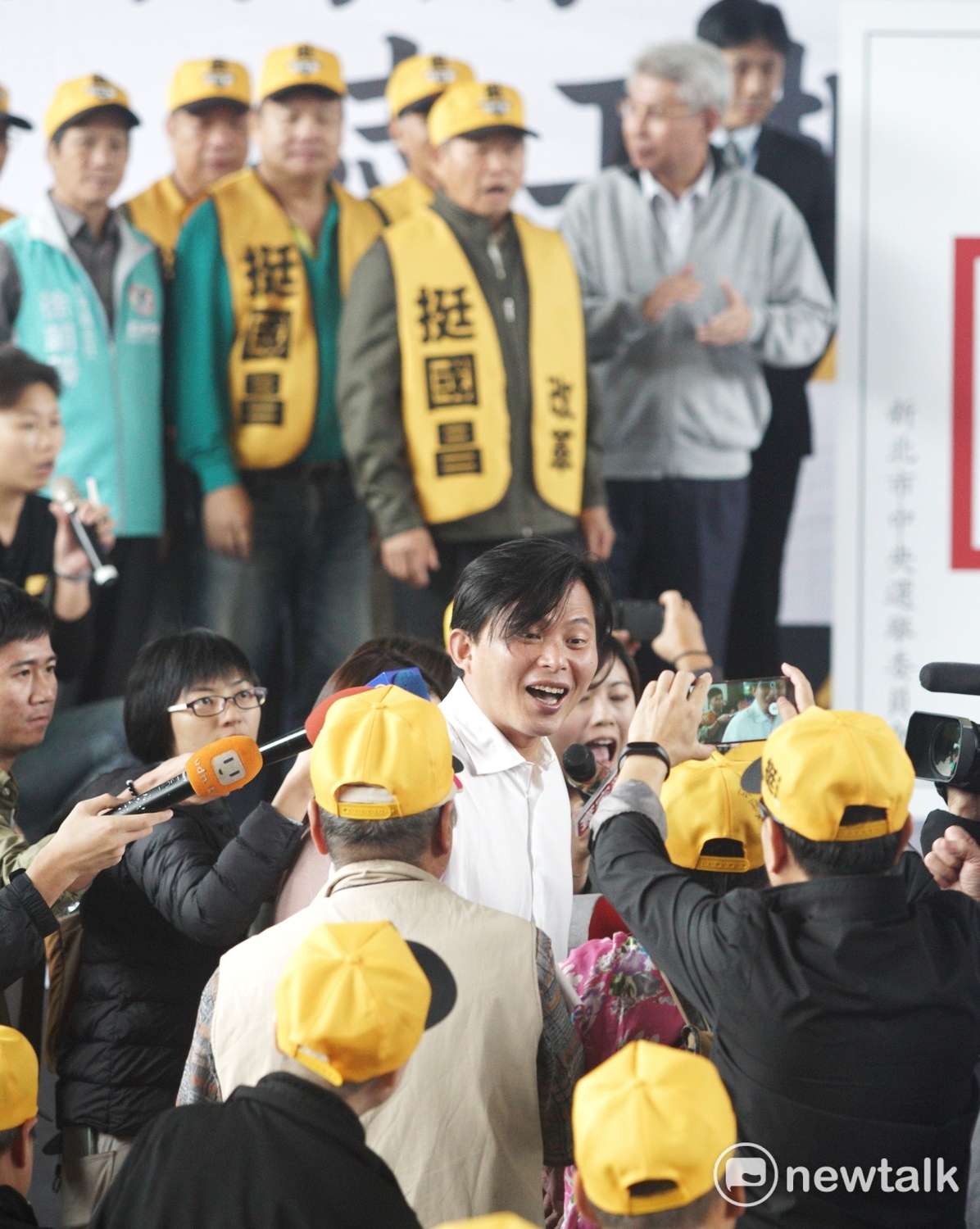 時代力量立委黃國昌現身「國昌用心 志工相挺」會場時,向支持者握手致意。 圖:張良一/攝(資料照片) 時代力量立委黃國昌現身「國昌用心 志工相挺」會場時,向支持者握手致意。 圖:張良一/攝(資料照片)