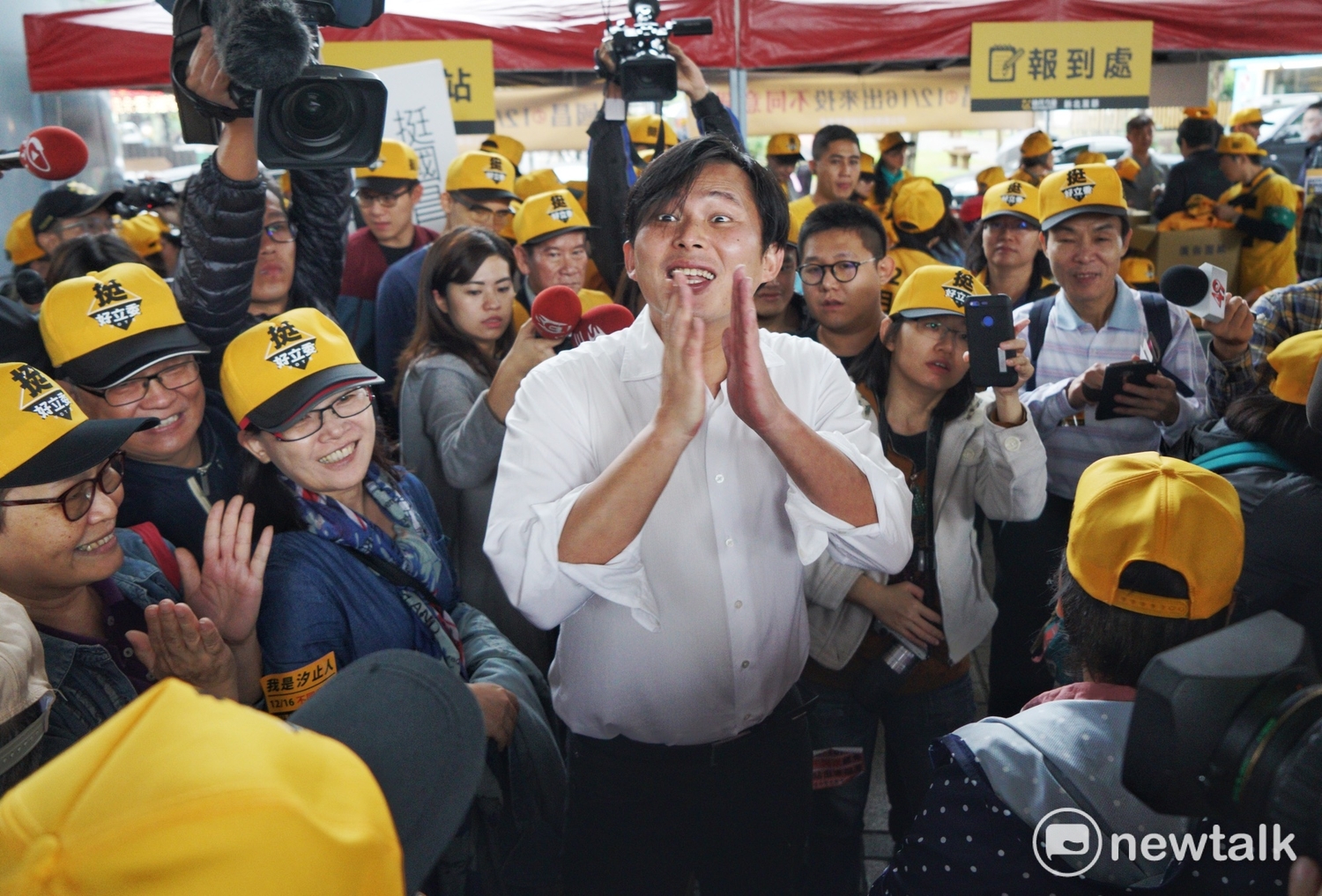 時代力量新北市黨部舉行「國昌用心 志工相挺」行動挺黃國昌,要求選民投下不同意罷免票。 時代力量新北市黨部舉行「國昌用心 志工相挺」行動挺黃國昌,要求選民投下不同意罷免票。