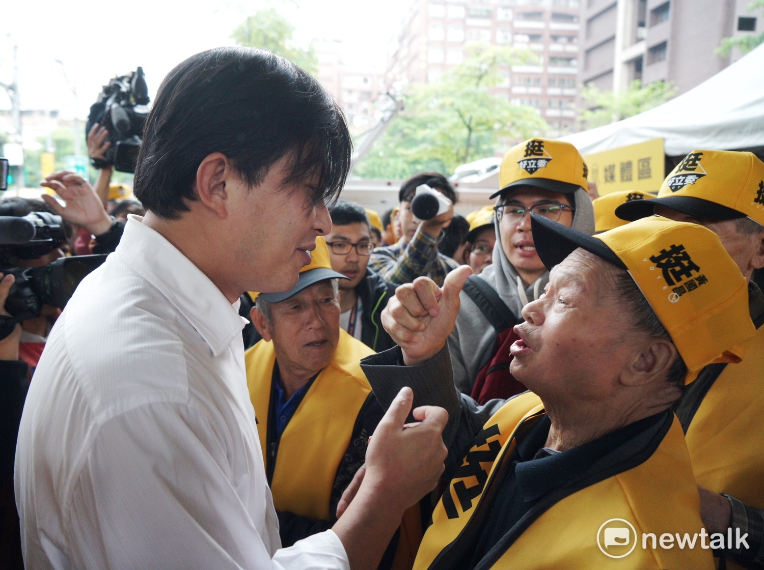 時代力量新北市黨部舉行「國昌用心 志工相挺」行動挺黃國昌,要求選民投下不同意罷免票。 時代力量新北市黨部舉行「國昌用心 志工相挺」行動挺黃國昌,要求選民投下不同意罷免票。