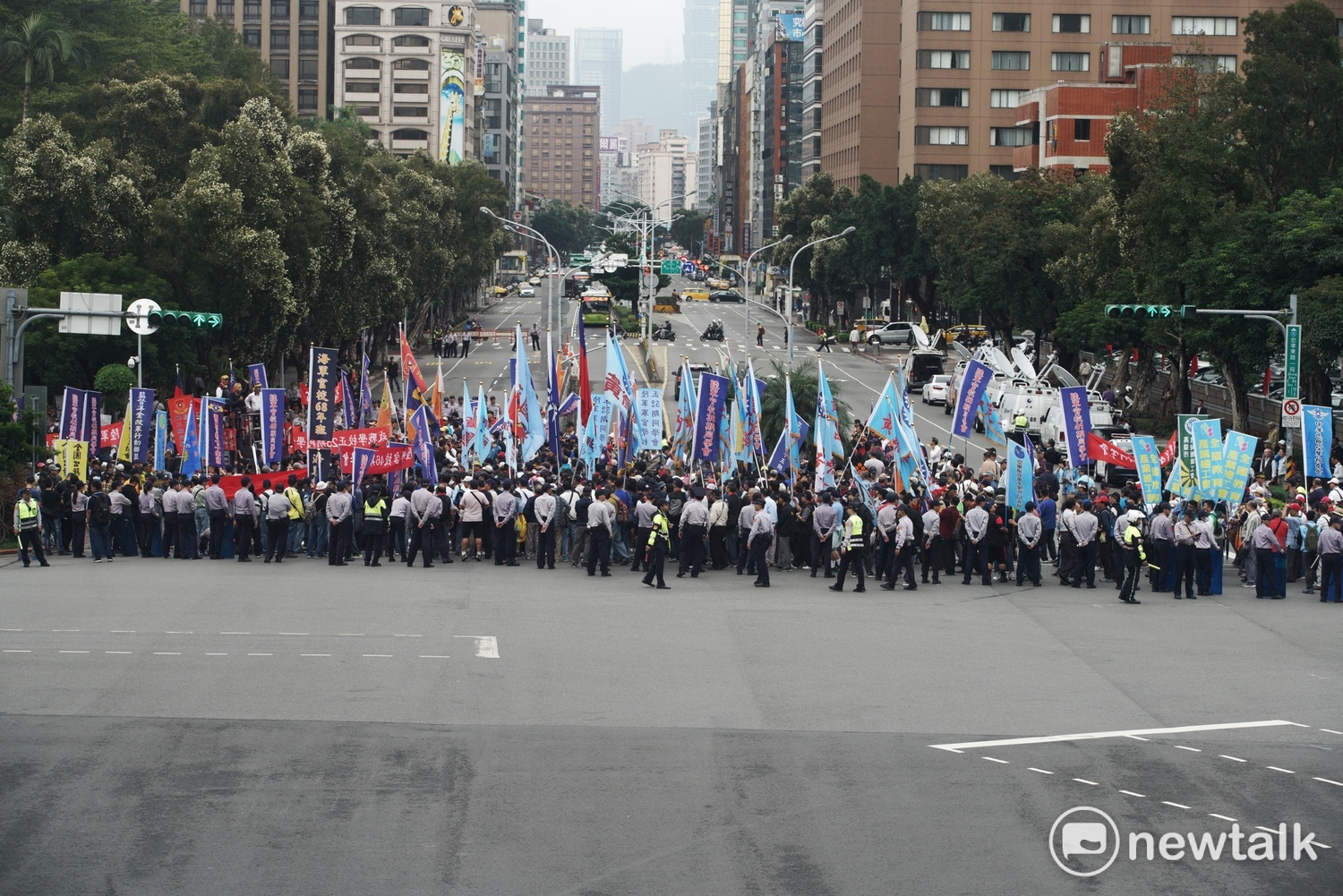 一些陸官畢業的退役軍官坐在中山南路的安全島上吃便當時,一輛載著來自中國河南省旅遊團旅客的遊覽車,正巧從他們旁邊經過,遊覽車停等紅綠燈時,中國遊客伸長脖子,看看他們在吃什麼! 一些陸官畢業的退役軍官坐在中山南路的安全島上吃便當時,一輛載著來自中國河南省旅遊團旅客的遊覽車,正巧從他們旁邊經過,遊覽車停等紅綠燈時,中國遊客伸長脖子,看看他們在吃什麼!