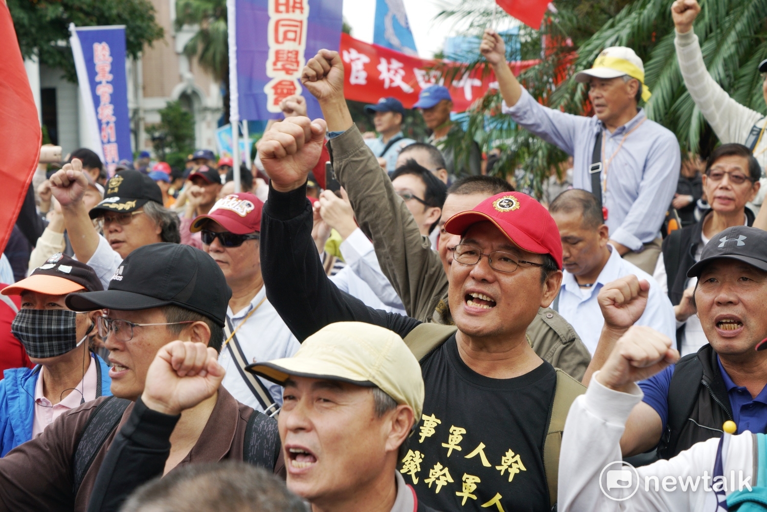 一些陸官畢業的退役軍官坐在中山南路的安全島上吃便當時,一輛載著來自中國河南省旅遊團旅客的遊覽車,正巧從他們旁邊經過,遊覽車停等紅綠燈時,中國遊客伸長脖子,看看他們在吃什麼! 一些陸官畢業的退役軍官坐在中山南路的安全島上吃便當時,一輛載著來自中國河南省旅遊團旅客的遊覽車,正巧從他們旁邊經過,遊覽車停等紅綠燈時,中國遊客伸長脖子,看看他們在吃什麼!