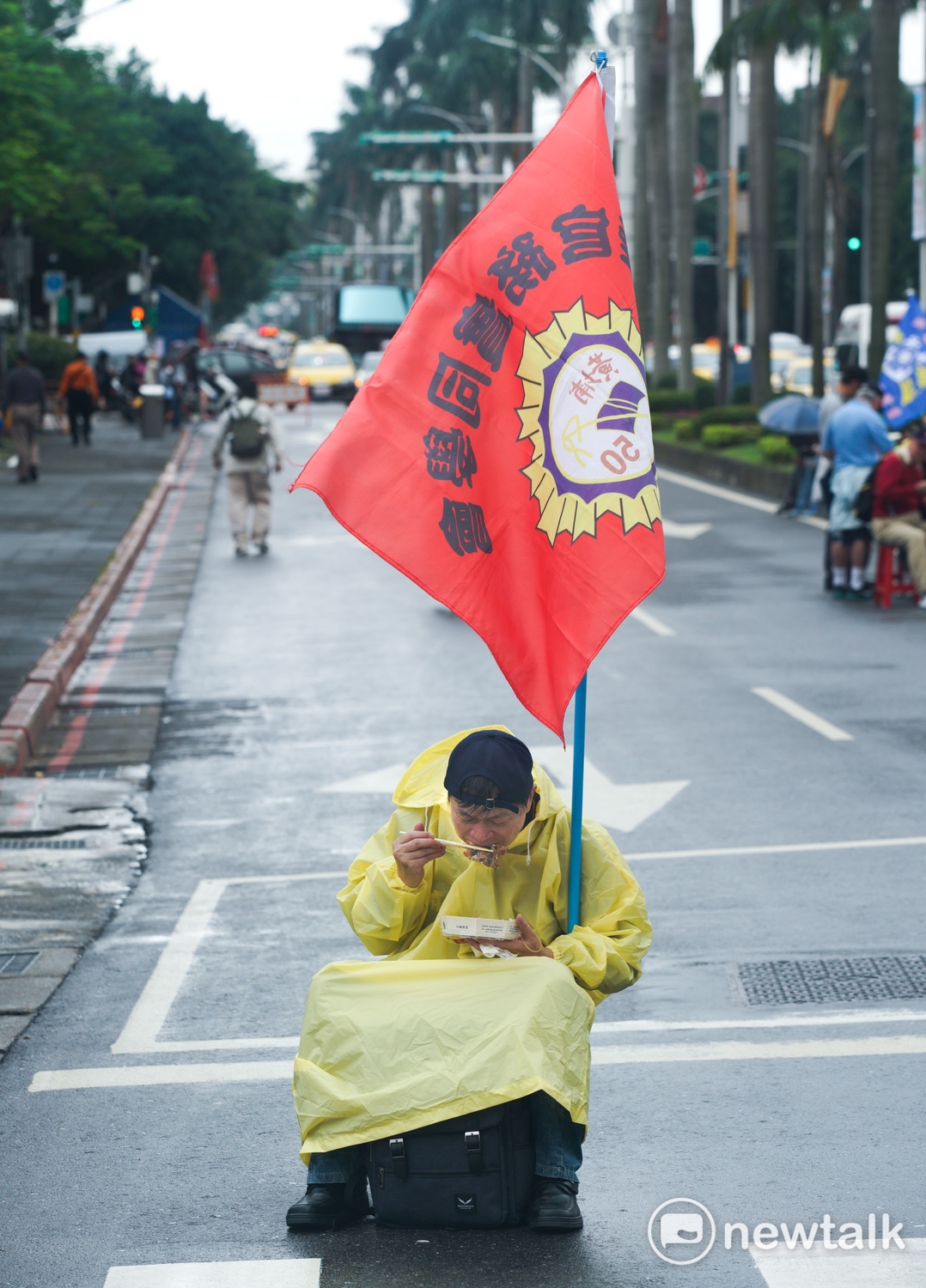 一些陸官畢業的退役軍官坐在中山南路的安全島上吃便當時,一輛載著來自中國河南省旅遊團旅客的遊覽車,正巧從他們旁邊經過,遊覽車停等紅綠燈時,中國遊客伸長脖子,看看他們在吃什麼! 一些陸官畢業的退役軍官坐在中山南路的安全島上吃便當時,一輛載著來自中國河南省旅遊團旅客的遊覽車,正巧從他們旁邊經過,遊覽車停等紅綠燈時,中國遊客伸長脖子,看看他們在吃什麼!