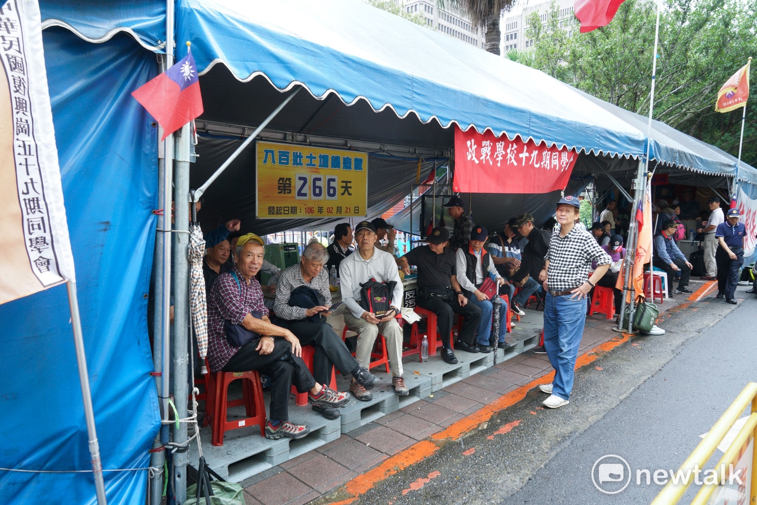 一些陸官畢業的退役軍官坐在中山南路的安全島上吃便當時,一輛載著來自中國河南省旅遊團旅客的遊覽車,正巧從他們旁邊經過,遊覽車停等紅綠燈時,中國遊客伸長脖子,看看他們在吃什麼! 一些陸官畢業的退役軍官坐在中山南路的安全島上吃便當時,一輛載著來自中國河南省旅遊團旅客的遊覽車,正巧從他們旁邊經過,遊覽車停等紅綠燈時,中國遊客伸長脖子,看看他們在吃什麼!