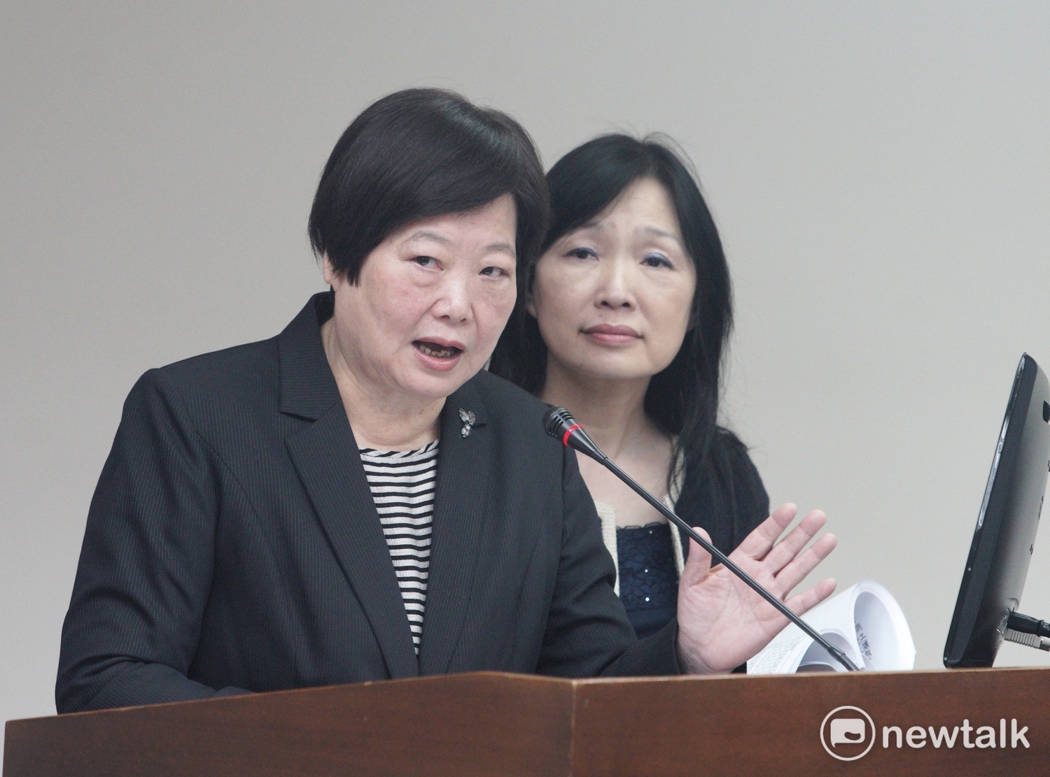護理師陳怡廷上午在立院衛環委員會訴說護理人員超時工作的情況,希望勞動部長林美珠不要將勞基法修的罔顧護理人員的勞動權益。圖為陳怡廷發言後,與勞動部長林美珠錯身而過。 護理師陳怡廷上午在立院衛環委員會訴說護理人員超時工作的情況,希望勞動部長林美珠不要將勞基法修的罔顧護理人員的勞動權益。圖為陳怡廷發言後,與勞動部長林美珠錯身而過。