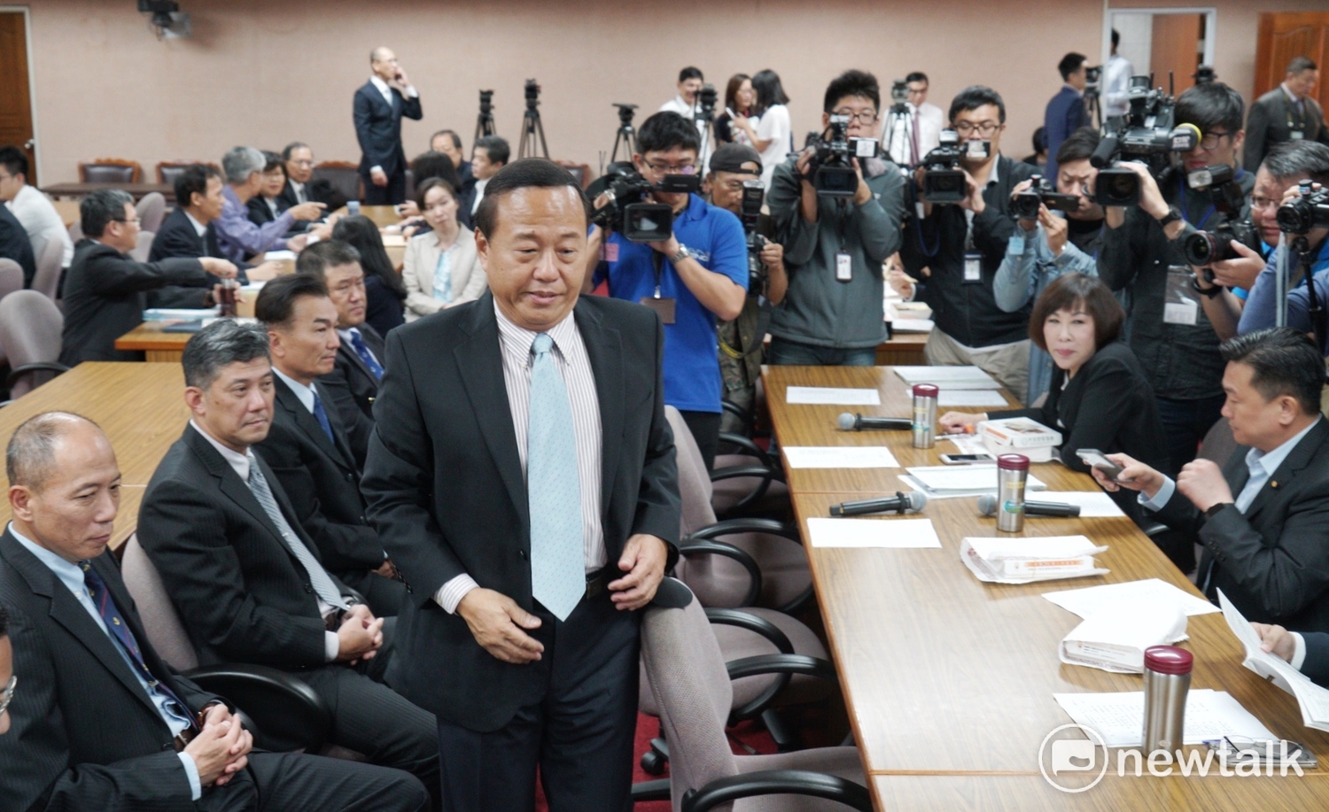 國防部副參謀總長執行官陳寶餘上午在內政委員會和質詢的曾銘宗立委舌戰獵雷艦慶富案,陳寶餘神情激動的表示,國防部沒有弊案,若有,他願意退伍負責。 國防部副參謀總長執行官陳寶餘上午在內政委員會和質詢的曾銘宗立委舌戰獵雷艦慶富案,陳寶餘神情激動的表示,國防部沒有弊案,若有,他願意退伍負責。