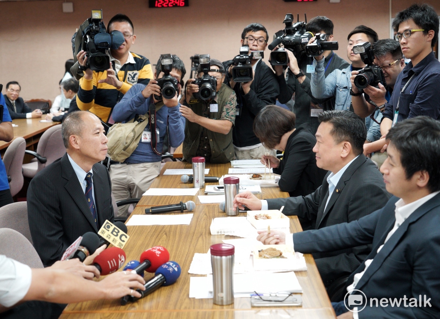 國防部副參謀總長執行官陳寶餘上午在內政委員會和質詢的曾銘宗立委舌戰獵雷艦慶富案,陳寶餘神情激動的表示,國防部沒有弊案,若有,他願意退伍負責。 國防部副參謀總長執行官陳寶餘上午在內政委員會和質詢的曾銘宗立委舌戰獵雷艦慶富案,陳寶餘神情激動的表示,國防部沒有弊案,若有,他願意退伍負責。