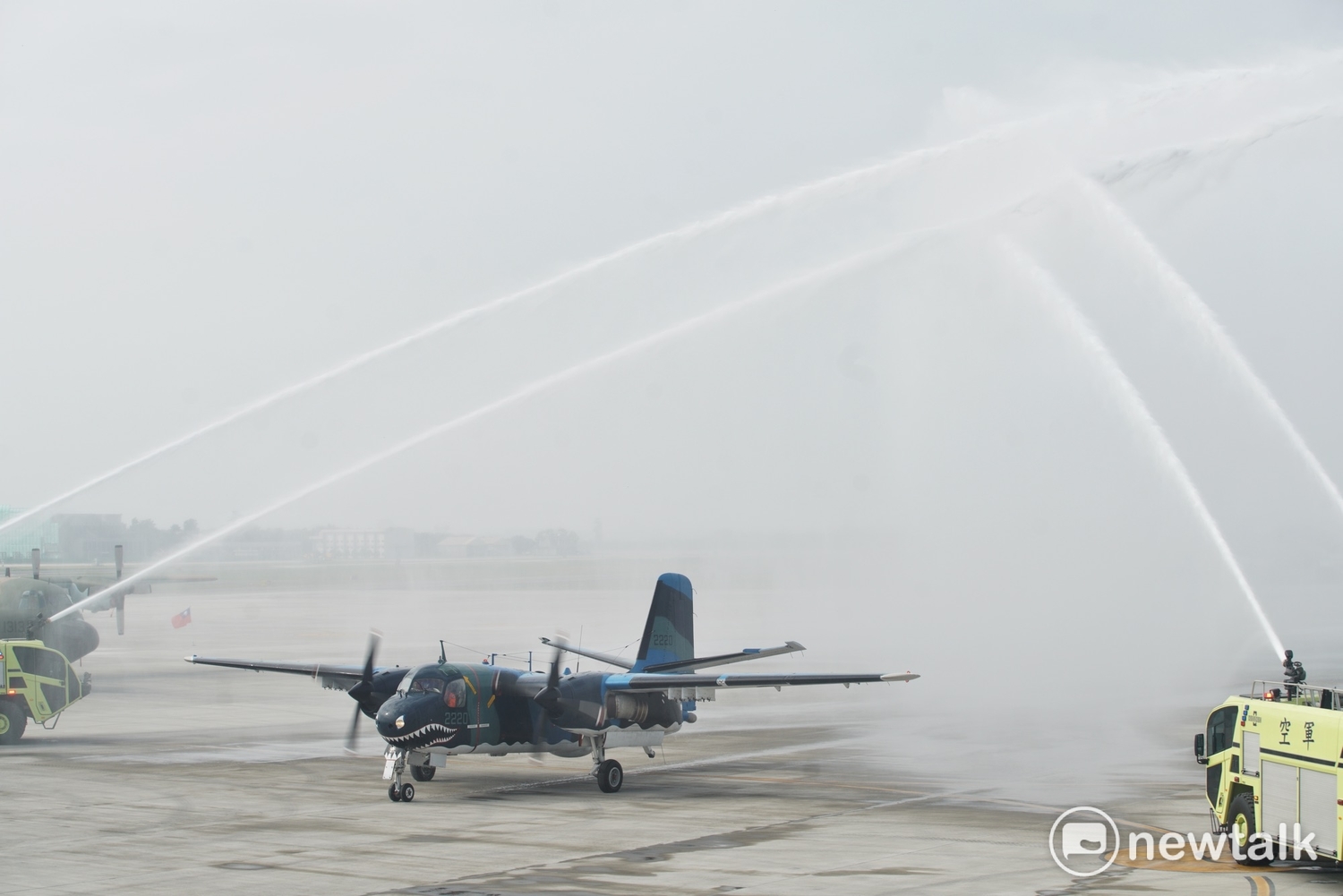 退役的空軍S-2T反潛機完成最後一趟飛行任務後,通過將接任國軍反潛作戰任務的P-3C反潛機。 退役的空軍S-2T反潛機完成最後一趟飛行任務後,通過將接任國軍反潛作戰任務的P-3C反潛機。