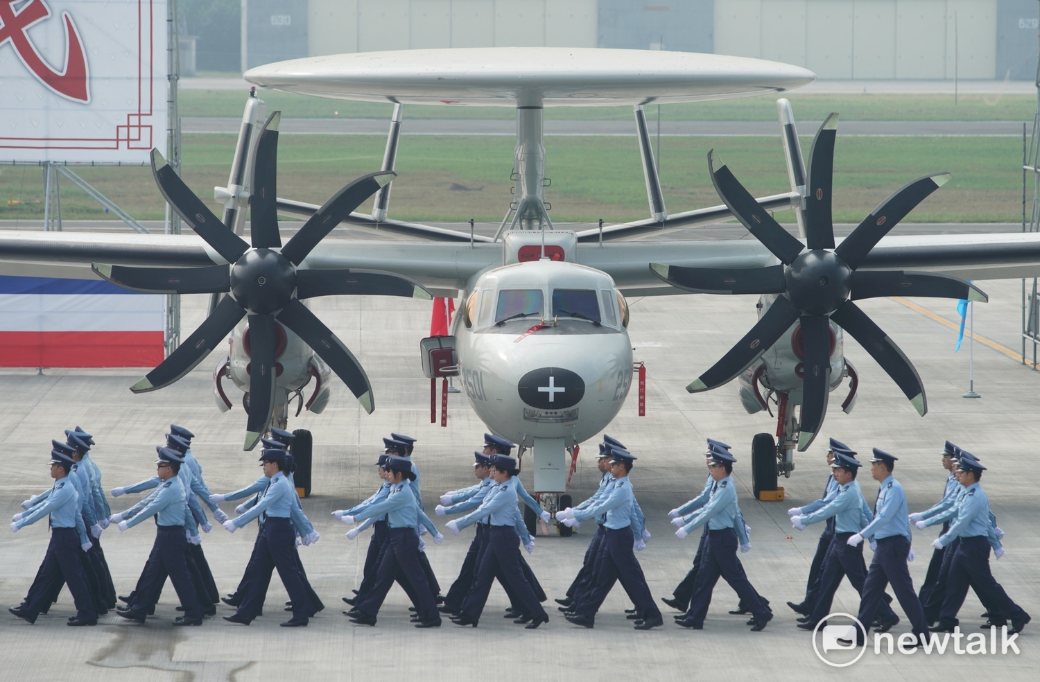 退役的空軍S-2T反潛機完成最後一趟飛行任務後,通過將接任國軍反潛作戰任務的P-3C反潛機。 退役的空軍S-2T反潛機完成最後一趟飛行任務後,通過將接任國軍反潛作戰任務的P-3C反潛機。