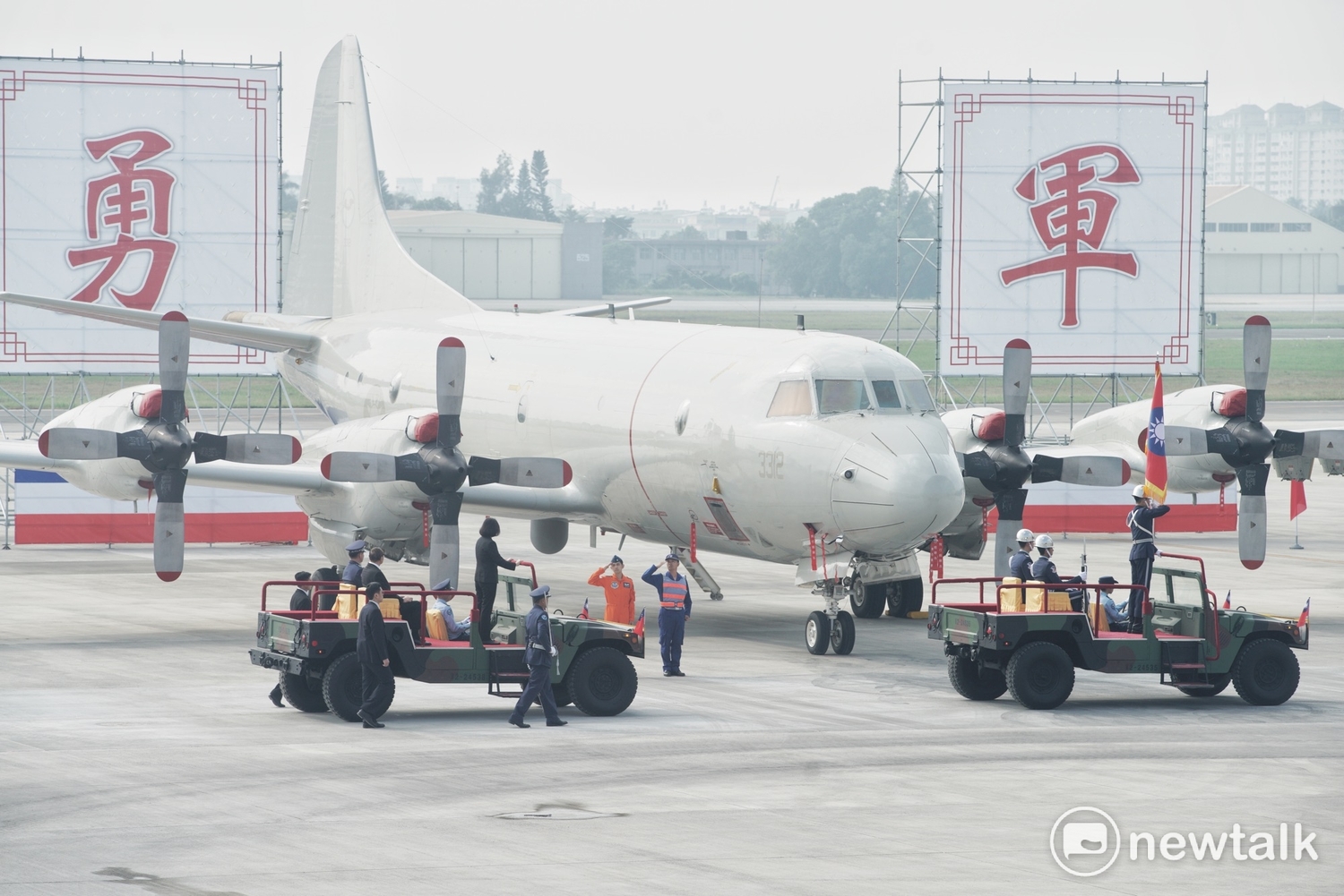 退役的空軍S-2T反潛機完成最後一趟飛行任務後,通過將接任國軍反潛作戰任務的P-3C反潛機。 退役的空軍S-2T反潛機完成最後一趟飛行任務後,通過將接任國軍反潛作戰任務的P-3C反潛機。