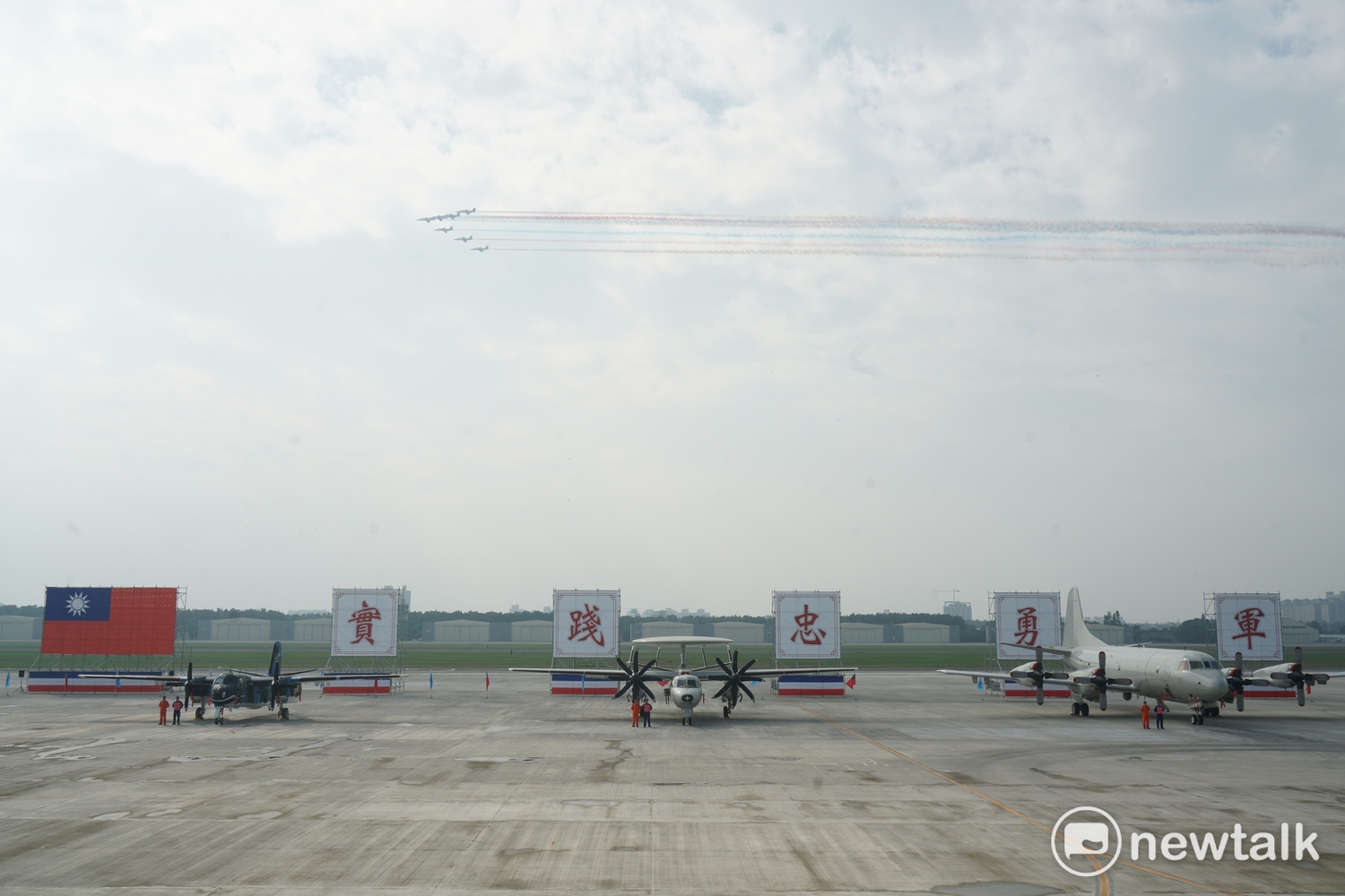 退役的空軍S-2T反潛機完成最後一趟飛行任務後,通過將接任國軍反潛作戰任務的P-3C反潛機。 退役的空軍S-2T反潛機完成最後一趟飛行任務後,通過將接任國軍反潛作戰任務的P-3C反潛機。