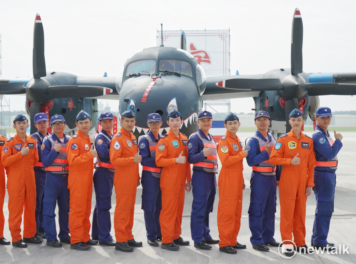 退役的空軍S-2T反潛機完成最後一趟飛行任務後,通過將接任國軍反潛作戰任務的P-3C反潛機。 退役的空軍S-2T反潛機完成最後一趟飛行任務後,通過將接任國軍反潛作戰任務的P-3C反潛機。