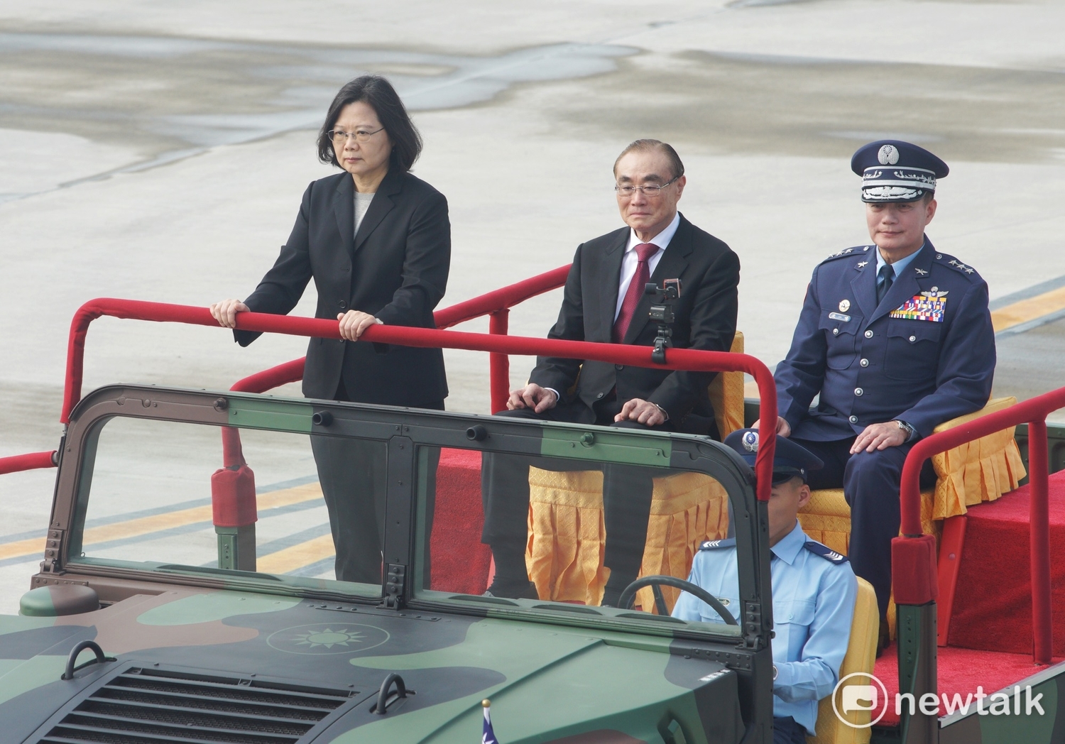 退役的空軍S-2T反潛機完成最後一趟飛行任務後,通過將接任國軍反潛作戰任務的P-3C反潛機。 退役的空軍S-2T反潛機完成最後一趟飛行任務後,通過將接任國軍反潛作戰任務的P-3C反潛機。