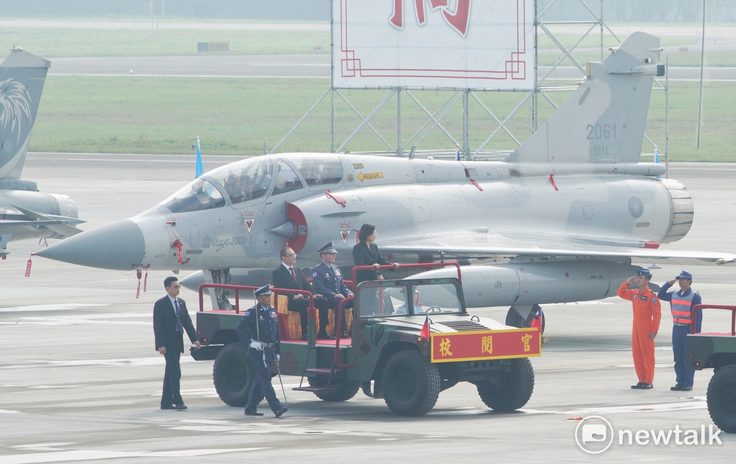 退役的空軍S-2T反潛機完成最後一趟飛行任務後,通過將接任國軍反潛作戰任務的P-3C反潛機。 退役的空軍S-2T反潛機完成最後一趟飛行任務後,通過將接任國軍反潛作戰任務的P-3C反潛機。