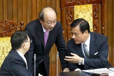 2017.11.28柯建銘蘇嘉全主席台上協商 圖:翻攝自柯建銘臉書 2017.11.28柯建銘蘇嘉全主席台上協商 圖:翻攝自柯建銘臉書