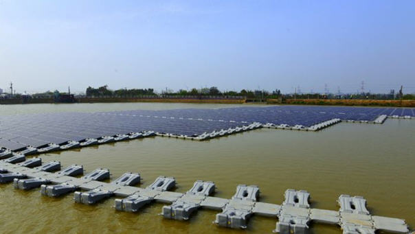 設置太陽光電之埤塘,水利會利用放水檢修同時進行太陽光電工程施工,待工程完成及檢修完畢,即灌水恢復灌溉功能,並不會影響原有埤塘功能。 圖 : 桃園大圳12-14號池光電埤塘之設置情形(翻攝自農委會) 設置太陽光電之埤塘,水利會利用放水檢修同時進行太陽光電工程施工,待工程完成及檢修完畢,即灌水恢復灌溉功能,並不會影響原有埤塘功能。 圖 : 桃園大圳12-14號池光電埤塘之設置情形(翻攝自農委會)