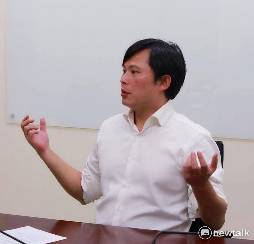黃國昌:我最想對選民說的是,進入了立院以後,沒有忘記當初對大家的承諾,不敢忘記當初選民的託付與支持,我一直在我的位置上兢兢業業的,努力扮演好一個立法委員的角色,希望大家12月16日站出來投票。
黃國昌:我最想對選民說的是,進入了立院以後,沒有忘記當初對大家的承諾,不敢忘記當初選民的託付與支持,我一直在我的位置上兢兢業業的,努力扮演好一個立法委員的角色,希望大家12月16日站出來投票。