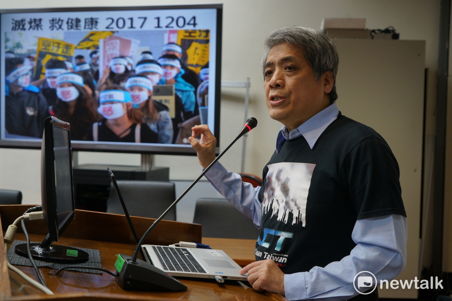 台灣健康空氣行動聯盟理事長葉光芃指出,首要訴求即為政院南遷,包括經濟部、環保署、衛福部,中央官員應改到中南部辦公,親身體會空汙程度,感同身受經常不見藍天的日子,苦民所苦,才能加速空汙治理的腳步。 圖:張良一/攝 台灣健康空氣行動聯盟理事長葉光芃指出,首要訴求即為政院南遷,包括經濟部、環保署、衛福部,中央官員應改到中南部辦公,親身體會空汙程度,感同身受經常不見藍天的日子,苦民所苦,才能加速空汙治理的腳步。 圖:張良一/攝