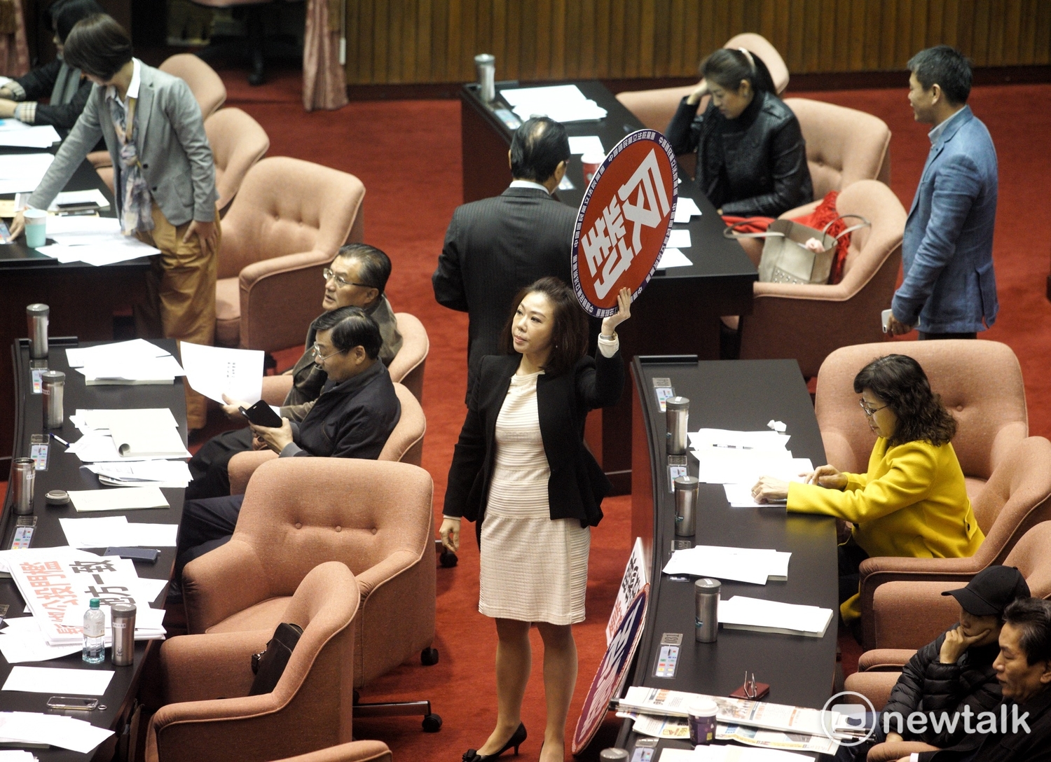 立法今天通過公民投票法三讀修正,民進黨全體立委在議場高舉「人民作主、還權於民」,欣喜之情溢於言表。 立法今天通過公民投票法三讀修正,民進黨全體立委在議場高舉「人民作主、還權於民」,欣喜之情溢於言表。