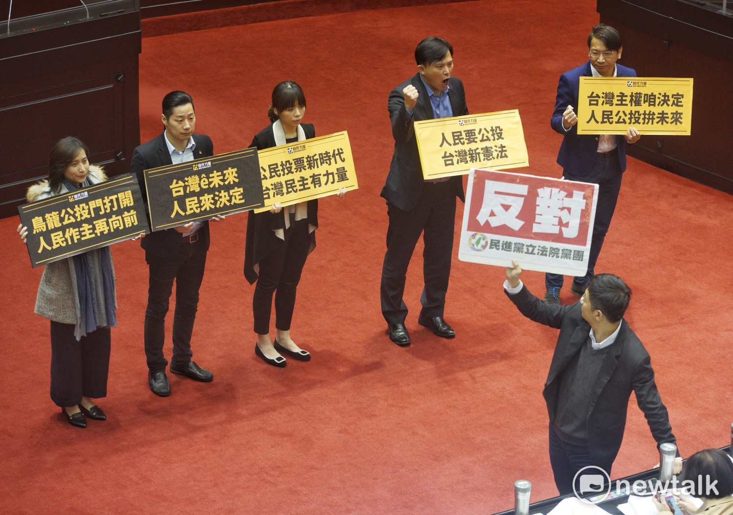 立法今天通過公民投票法三讀修正,民進黨全體立委在議場高舉「人民作主、還權於民」,欣喜之情溢於言表。 立法今天通過公民投票法三讀修正,民進黨全體立委在議場高舉「人民作主、還權於民」,欣喜之情溢於言表。