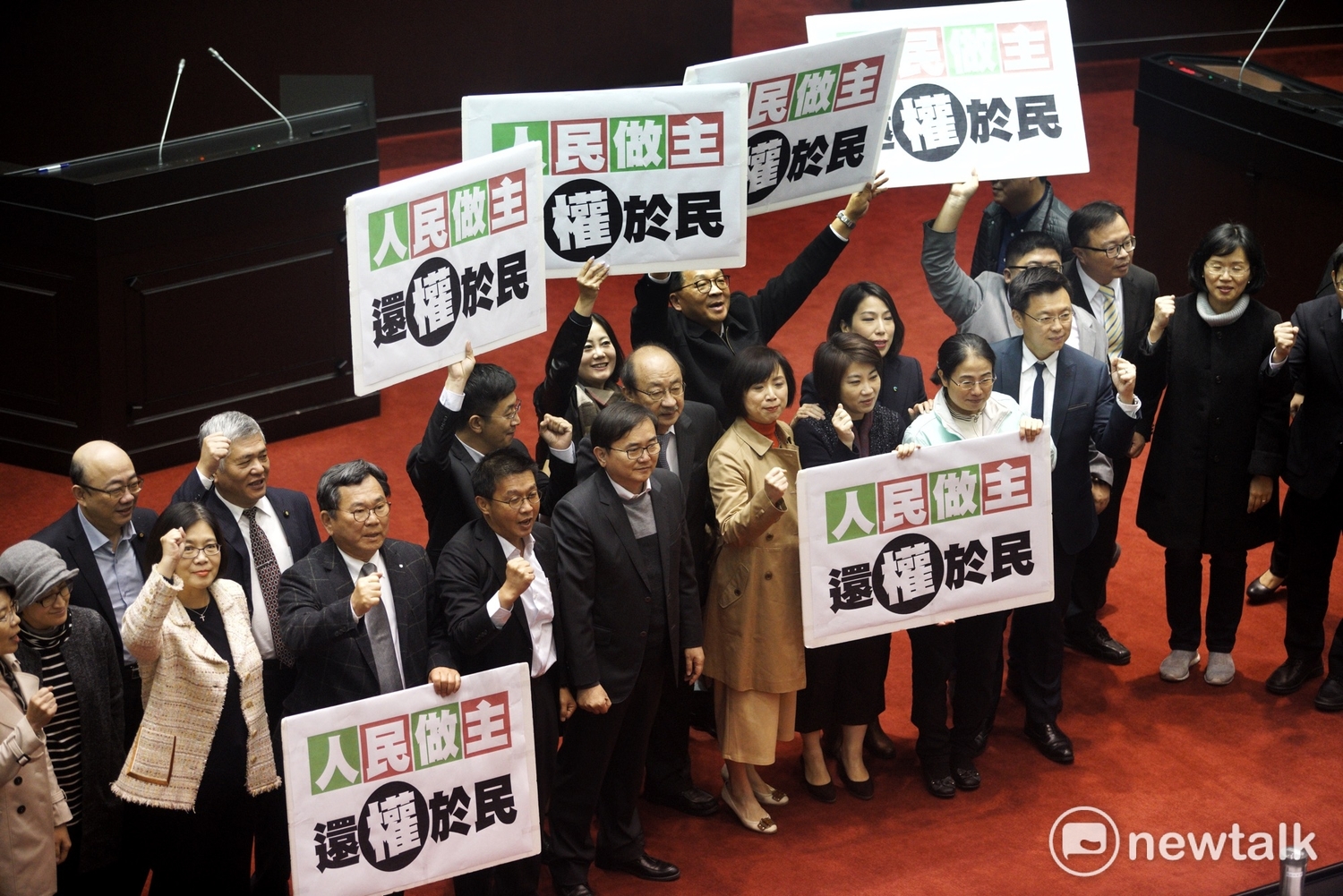 民進黨立委在公投法部份條文修正草案三讀通過後,舉牌呼口號慶祝。 民進黨立委在公投法部份條文修正草案三讀通過後,舉牌呼口號慶祝。