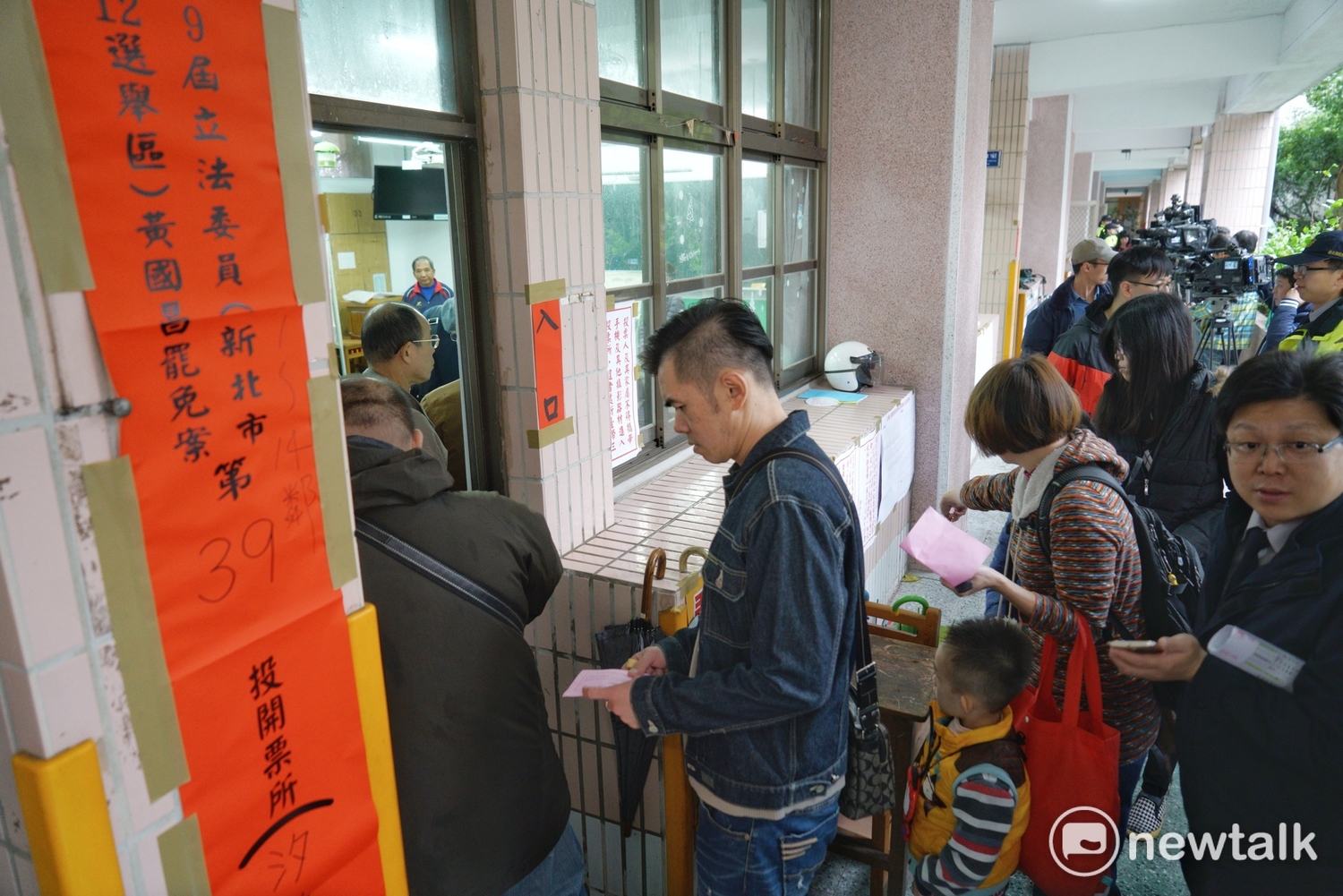 台灣民主政治頭一遭的黃國昌罷免案今舉行,由於氣溫驟降又下雨,投票並不踴躍,圖為民眾在投票所外等待投票。 台灣民主政治頭一遭的黃國昌罷免案今舉行,由於氣溫驟降又下雨,投票並不踴躍,圖為民眾在投票所外等待投票。