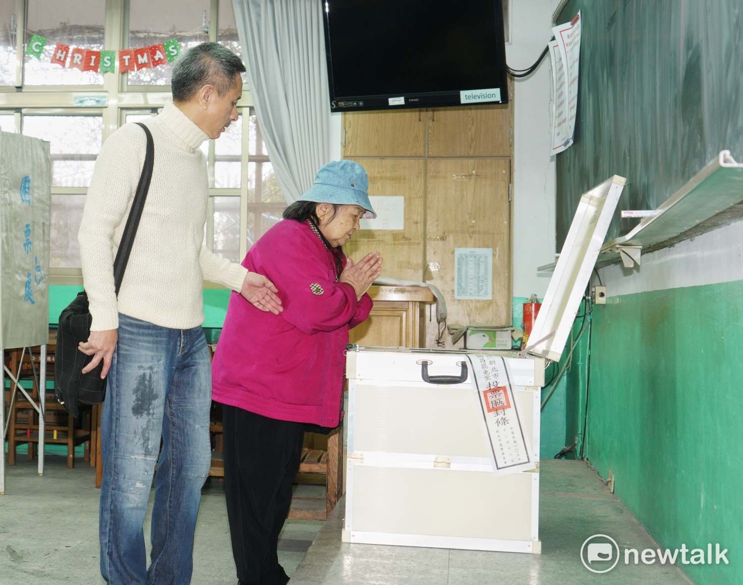 台灣民主政治史上頭一遭的黃國昌罷免案今投票,支持罷免黃國昌的孫繼正帶著母親去投票,而她的母親在投完票後,對著投票櫃雙手合十祈禱。 台灣民主政治史上頭一遭的黃國昌罷免案今投票,支持罷免黃國昌的孫繼正帶著母親去投票,而她的母親在投完票後,對著投票櫃雙手合十祈禱。