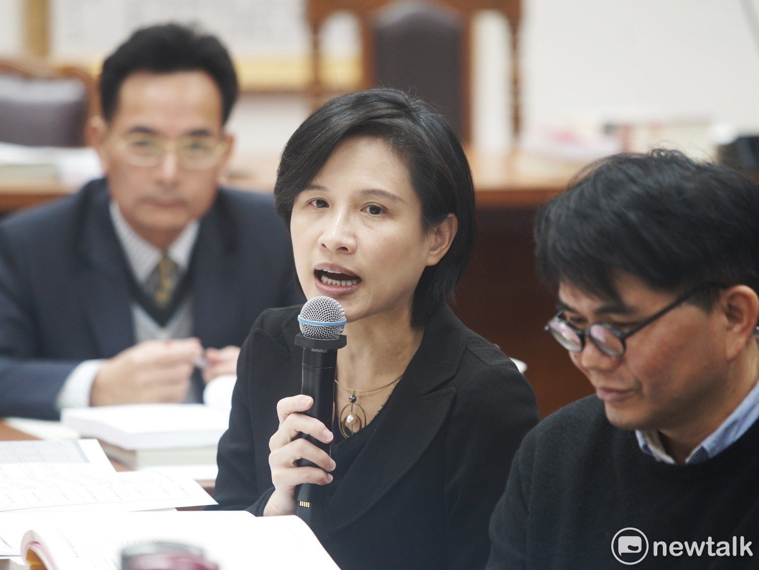 文化部今(18)日表示,近期將邀請公視、華視董事會重新定位華視;而文化部對華視並無人事權,人事聘任一貫尊重董事會決議。 文化部今(18)日表示,近期將邀請公視、華視董事會重新定位華視;而文化部對華視並無人事權,人事聘任一貫尊重董事會決議。