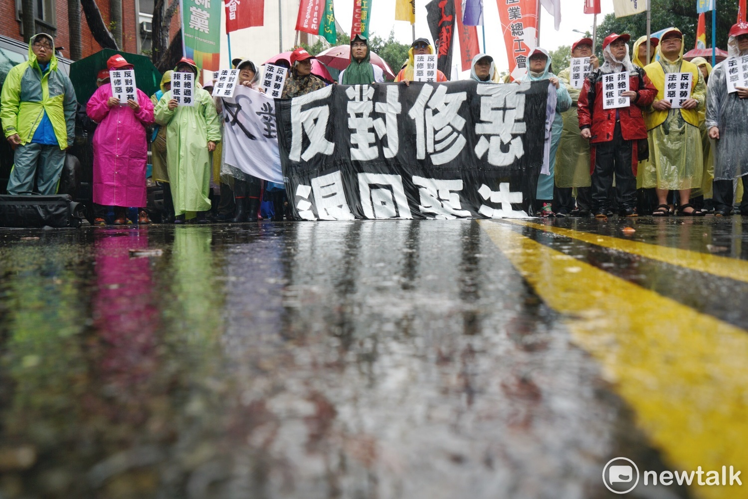 勞團反勞基法修惡,勞工震怒民進黨政府不聽取多數勞工意見,今早迫使勞團再次走上街頭抗議。 勞團反勞基法修惡,勞工震怒民進黨政府不聽取多數勞工意見,今早迫使勞團再次走上街頭抗議。