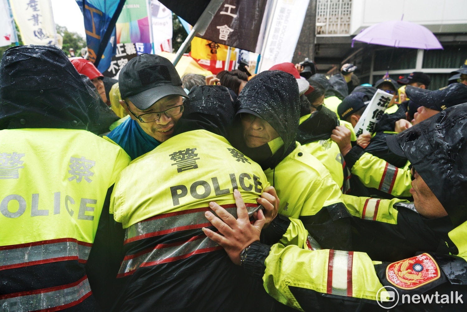 勞團反勞基法修惡,勞工震怒民進黨政府不聽取多數勞工意見,今早迫使勞團再次走上街頭抗議。 勞團反勞基法修惡,勞工震怒民進黨政府不聽取多數勞工意見,今早迫使勞團再次走上街頭抗議。
