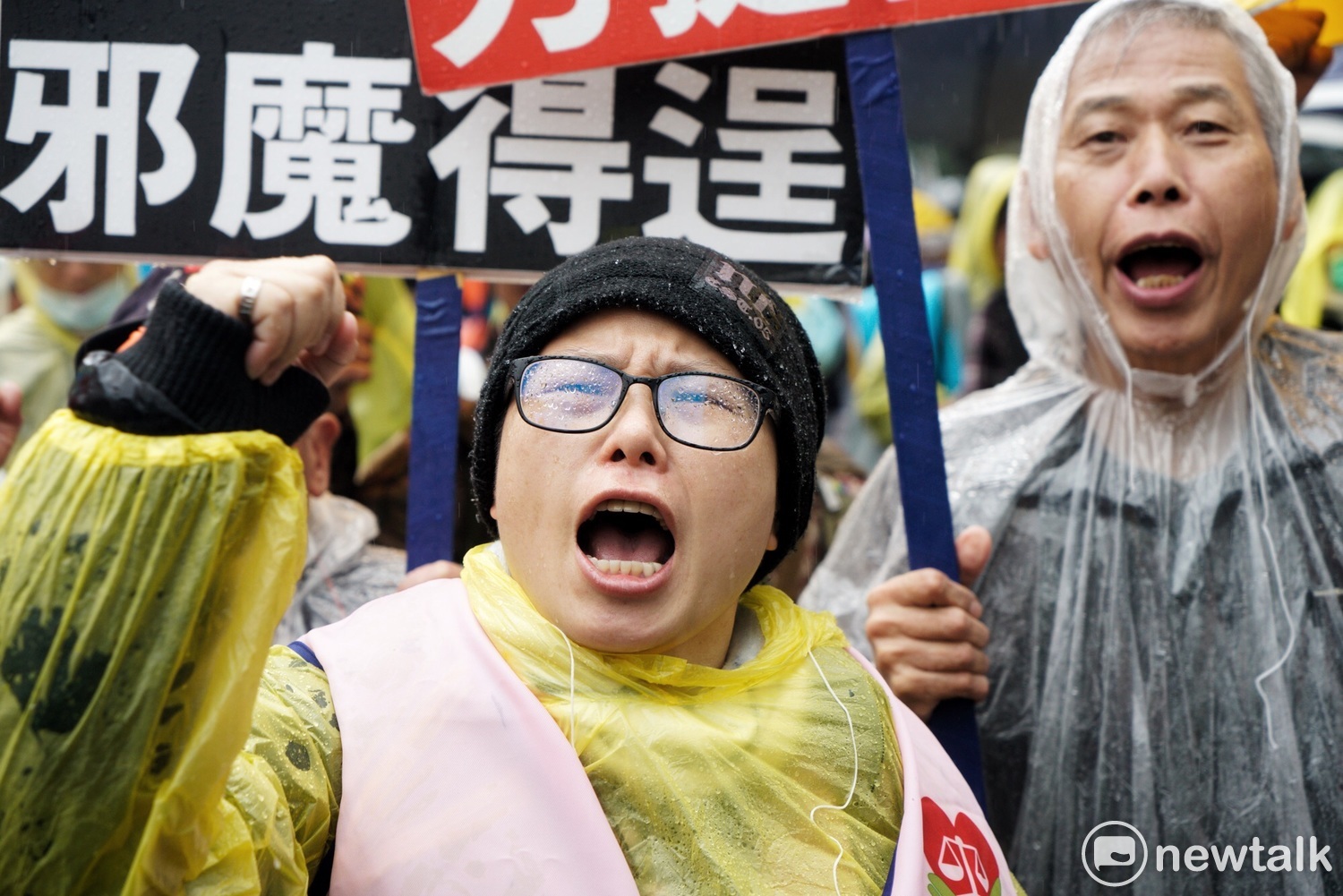 勞團反勞基法修惡,勞工震怒民進黨政府不聽取多數勞工意見,今早迫使勞團再次走上街頭抗議。 勞團反勞基法修惡,勞工震怒民進黨政府不聽取多數勞工意見,今早迫使勞團再次走上街頭抗議。