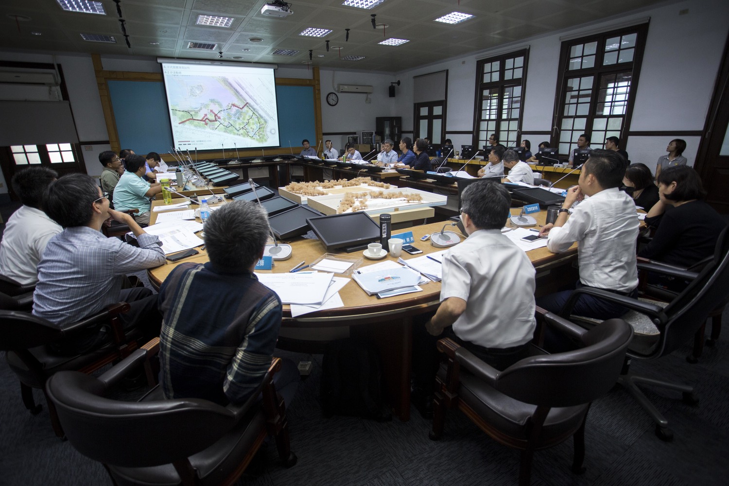 每周一下午的重大建設會報,是這三年來,新竹市長擘劃城市願景的關鍵會議。 圖:新竹市政府/提供 每周一下午的重大建設會報,是這三年來,新竹市長擘劃城市願景的關鍵會議。 圖:新竹市政府/提供
