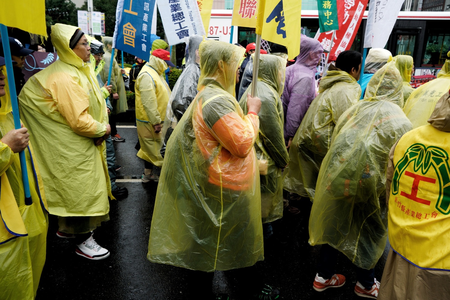 勞工團體持續冒雨在立法院外抗議。 圖:張良一/攝 勞工團體持續冒雨在立法院外抗議。 圖:張良一/攝