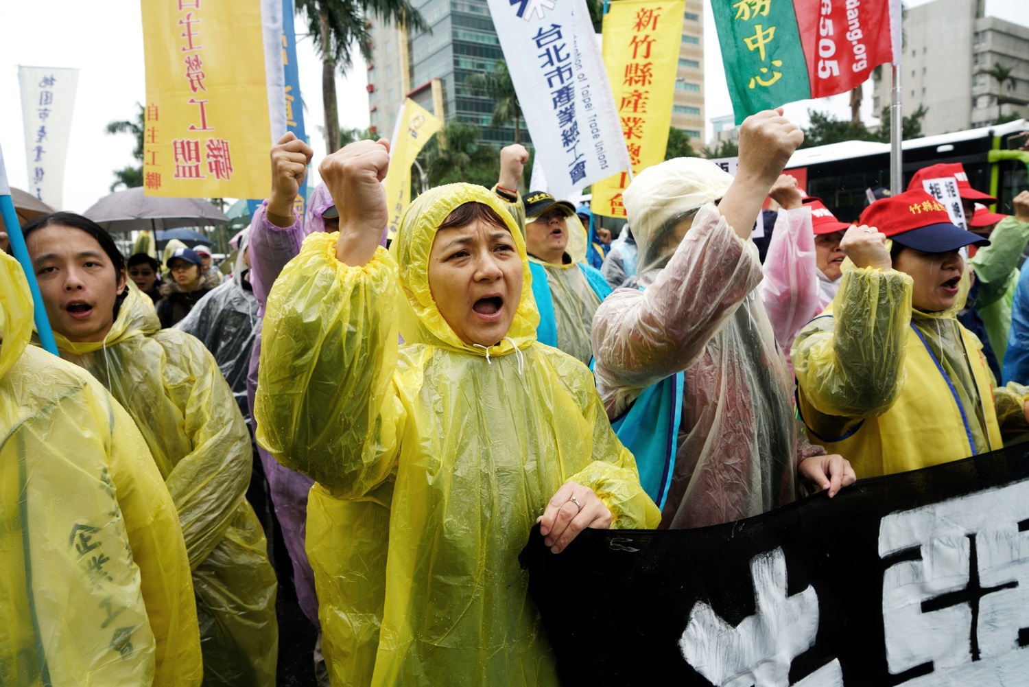 勞工團體持續冒雨在立法院外抗議。 圖:張良一/攝 勞工團體持續冒雨在立法院外抗議。 圖:張良一/攝