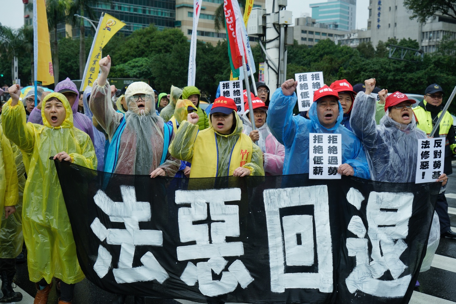 勞工團體持續冒雨在立法院外抗議。 圖:張良一/攝 勞工團體持續冒雨在立法院外抗議。 圖:張良一/攝