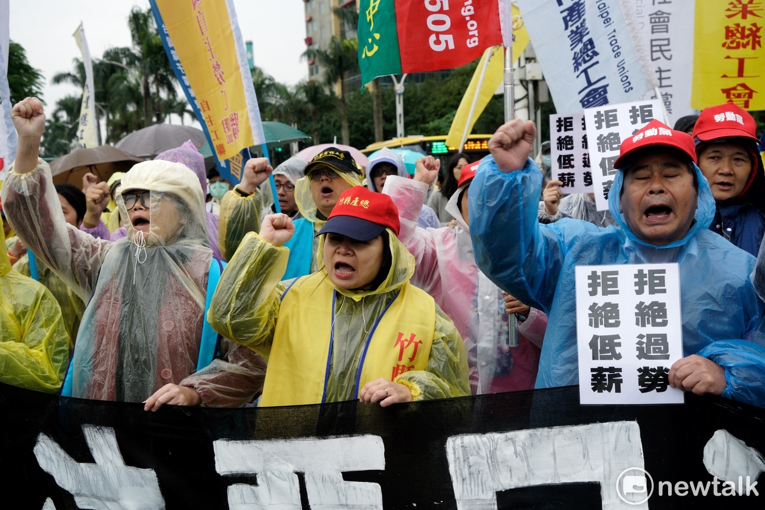 勞工團體持續冒雨在立法院外抗議。 圖:張良一/攝 勞工團體持續冒雨在立法院外抗議。 圖:張良一/攝