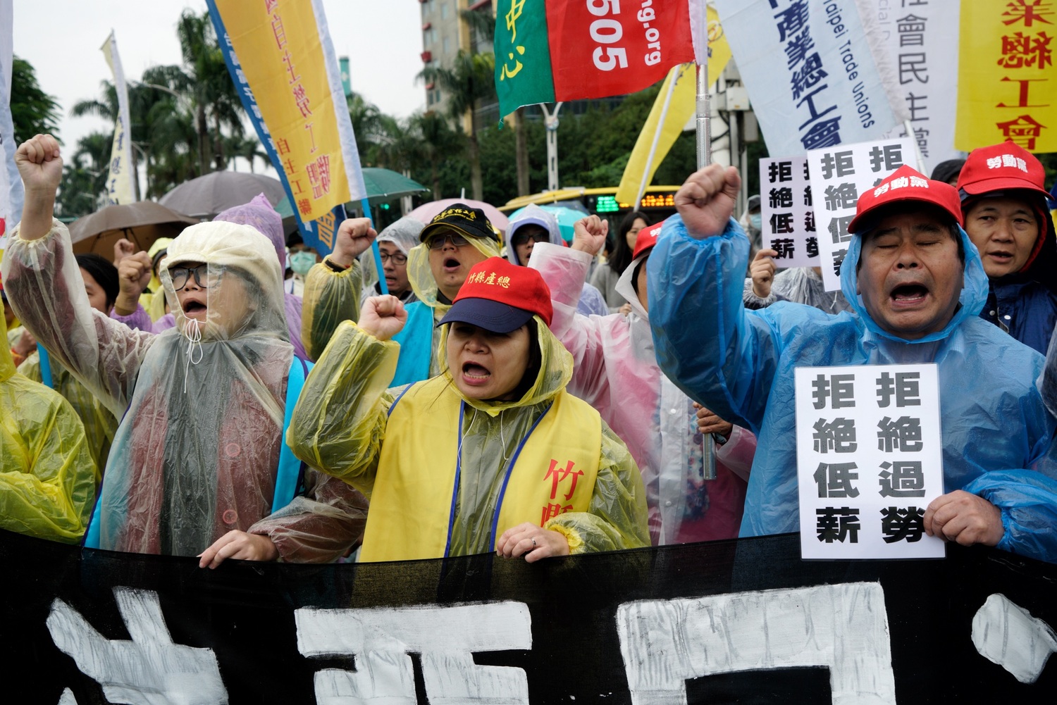 勞工團體反對修改勞基法,站上街頭抗議。 勞工團體反對修改勞基法,站上街頭抗議。