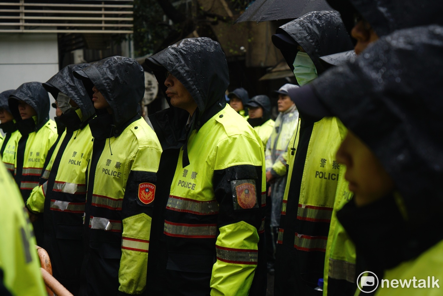 勞工團體持續冒雨在立法院外抗議。圖為警察警戒。 圖:張良一/攝 勞工團體持續冒雨在立法院外抗議。圖為警察警戒。 圖:張良一/攝